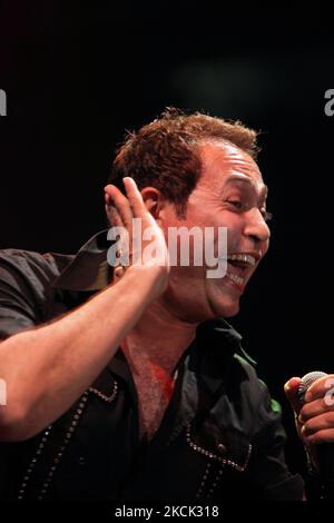 Der ägyptische Sänger Hakim tritt während eines Open-Air-Konzerts auf, das am 18. Juni 2011 im Rahmen des Luminato Festival of Arts in Toronto, Kanada, stattfand. Hakim ist als „der Löwe von Ägypten“ bekannt und ist der anerkannte König des ägyptischen Straßenpops Sha'bi. (Foto von Creative Touch Imaging Ltd./NurPhoto) Stockfoto