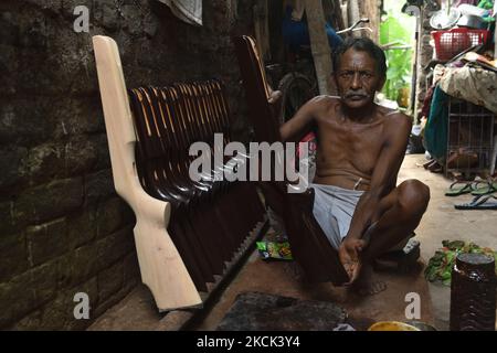 (ANMERKUNG: VERGNÜGUNGSARTIKEL-BALLONSCHIESSPISTOLEN) die Auswirkungen von covid-19 auf kleine Unternehmen in Indien hatten einen sehr negativen Effekt. Seit dem letzten Jahr durchlaufen diese Sektoren eine sehr schwierige Phase. Noch heute gibt es viele Einschränkungen durch die covid 19. Einer der sehr beliebten Geschäftsfelder ist die Messe als Vergnügungsziel. Giridhari Roy, 48, verdient als Vertragsgrundlage weniger als 200 pro Tag, indem er Holzgriffe aus Ballonschießwaffen/Luftwaffen anfertigt. Da es immer noch Beschränkungen für öffentliche Versammlungen gibt, erhalten keine Messen Genehmigungen. Als diese Ballons schießen Waffen in der Messe verwendet werden, um zu shoo Stockfoto