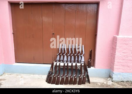 (ANMERKUNG: VERGNÜGUNGSARTIKEL-BALLONSCHIESSPISTOLEN) die Auswirkungen von covid-19 auf kleine Unternehmen in Indien hatten einen sehr negativen Effekt. Seit dem letzten Jahr durchlaufen diese Sektoren eine sehr schwierige Phase. Noch heute gibt es viele Einschränkungen durch die covid 19. Einer der sehr beliebten Geschäftsfelder ist die Messe als Vergnügungsziel. Giridhari Roy, 48, verdient als Vertragsgrundlage weniger als 200 pro Tag, indem er Holzgriffe aus Ballonschießwaffen/Luftwaffen anfertigt. Da es immer noch Beschränkungen für öffentliche Versammlungen gibt, erhalten keine Messen Genehmigungen. Als diese Ballons schießen Waffen in der Messe verwendet werden, um zu shoo Stockfoto