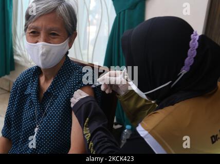 Kinder mit besonderen Bedürfnissen erhalten am 24. August 2021 die Covid-19-Impfung der Bhakti Luhur Foundation, Parung, Bogor, West Java. Mit verschiedenen Einschränkungen, insbesondere dem Zustand von Kindern mit Behinderungen und auch den Einschränkungen der Stiftung sowohl in Bezug auf Personal und Material, wurden die Freiwilligen bewegt, um Anstrengungen zu Unternehmen, um Impfaktivitäten in der Bhakti Luhur-Stiftung durchzuführen. Schwester Sizilien erklärte, dass ihre Stiftung ein soziales Forum sei, in dem Hunderte von Kindern mit Behinderungen wie Blinden und Blinden untergebracht sind. Sehschwäche, Gehörlose und Sprachstörungen, geistig Stockfoto