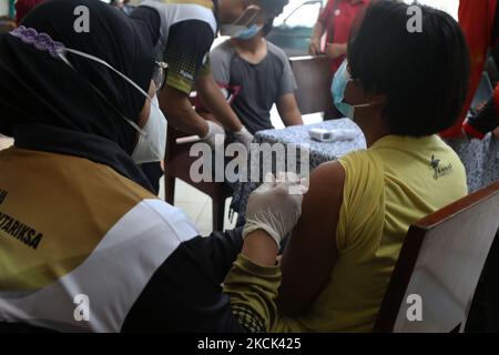 Kinder mit besonderen Bedürfnissen erhalten am 24. August 2021 die Covid-19-Impfung der Bhakti Luhur Foundation, Parung, Bogor, West Java. Mit verschiedenen Einschränkungen, insbesondere dem Zustand von Kindern mit Behinderungen und auch den Einschränkungen der Stiftung sowohl in Bezug auf Personal und Material, wurden die Freiwilligen bewegt, um Anstrengungen zu Unternehmen, um Impfaktivitäten in der Bhakti Luhur-Stiftung durchzuführen. Schwester Sizilien erklärte, dass ihre Stiftung ein soziales Forum sei, in dem Hunderte von Kindern mit Behinderungen wie Blinden und Blinden untergebracht sind. Sehschwäche, Gehörlose und Sprachstörungen, geistig Stockfoto