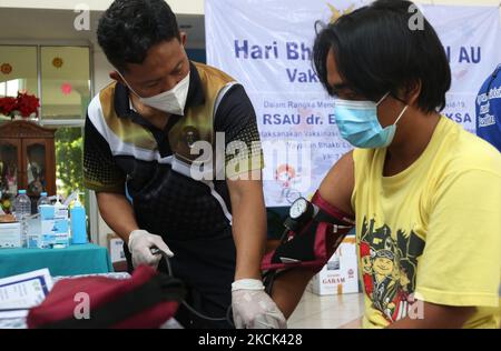 Kinder mit besonderen Bedürfnissen erhalten am 24. August 2021 die Covid-19-Impfung der Bhakti Luhur Foundation, Parung, Bogor, West Java. Mit verschiedenen Einschränkungen, insbesondere dem Zustand von Kindern mit Behinderungen und auch den Einschränkungen der Stiftung sowohl in Bezug auf Personal und Material, wurden die Freiwilligen bewegt, um Anstrengungen zu Unternehmen, um Impfaktivitäten in der Bhakti Luhur-Stiftung durchzuführen. Schwester Sizilien erklärte, dass ihre Stiftung ein soziales Forum sei, in dem Hunderte von Kindern mit Behinderungen wie Blinden und Blinden untergebracht sind. Sehschwäche, Gehörlose und Sprachstörungen, geistig Stockfoto