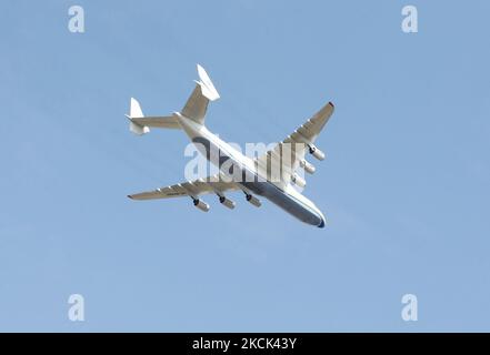 Das größte Transportflugzeug der Welt Antonov an-225 Mriya fliegt am 24. August 2021 während einer Militärparade zum Unabhängigkeitstag im Zentrum von Kiew, Ukraine.die Ukraine feiert am 24. August 2021 den 30.. Jahrestag ihrer Unabhängigkeit. (Foto von STR/NurPhoto) Stockfoto