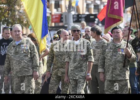 Ukrainische Kriegsveteranen gegen die Ostukraine nehmen am Marsch der Verteidiger der Ukraine Teil, der dem 30.. Jahrestag der Unabhängigkeitsfeier in Kiew, Ukraine, am 24. August 2021 gewidmet ist (Foto: Maxym Marusenko/NurPhoto) Stockfoto