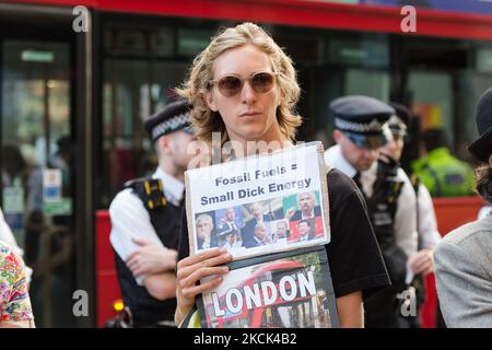 LONDON, GROSSBRITANNIEN - 24. AUGUST 2021: Ein Umweltaktivist vom Aussterben Rebellion protestiert am 24. August 2021 in London, England, vor dem Kaufhaus Selfridges in der Oxford Street gegen die Abhängigkeit der Modeindustrie von synthetischen Polyester- und Nylontextilien aus Erdöl in der Klimakrise und in der ökologischen Notlage. (Foto von Wiktor Szymanowicz/NurPhoto) Stockfoto