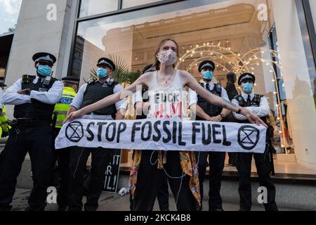 LONDON, GROSSBRITANNIEN - 24. AUGUST 2021: Ein Umweltaktivist vom Aussterben Rebellion protestiert am 24. August 2021 in London, England, vor dem Kaufhaus Selfridges in der Oxford Street gegen die Abhängigkeit der Modeindustrie von synthetischen Polyester- und Nylontextilien aus Erdöl in der Klimakrise und in der ökologischen Notlage. (Foto von Wiktor Szymanowicz/NurPhoto) Stockfoto