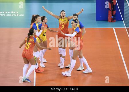 BUTEREZ Rodica, CIUCU Alexandra, ORLANDEA Petruta DES rumänischen Volleyballs feiert nach einem Punkt während Rumänien gegen Finnland, CEV EuroVolley 2021, BT Arena, Cluj-Napoca, Rumänien, 24. august 2021 (Foto von Flaviu Buboi/NurPhoto) Stockfoto