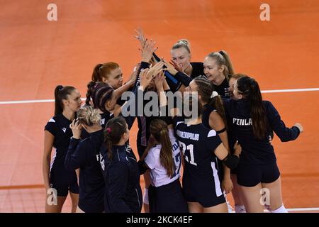 Volleyballspieler Finnlands (LAAKSONEN Netta, KARHU Salla, JOENSALO Emilia, ALANKO Kaisa) feiern nach dem Sieg gegen Rumänien, CEV EuroVolley 2021, BT Arena, Cluj-Napoca, Rumänien, 24. august 2021 (Foto von Flaviu Buboi/NurPhoto) Stockfoto