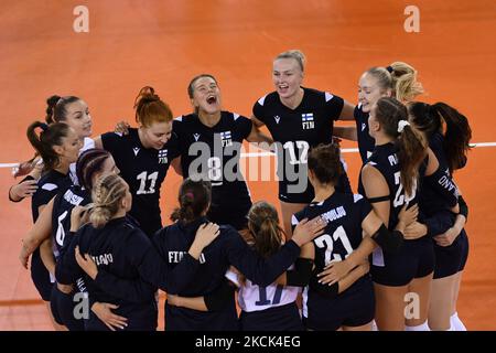 Volleyballspieler Finnlands (LAAKSONEN Netta, KARHU Salla, JOENSALO Emilia, ALANKO Kaisa) feiern nach dem Sieg gegen Rumänien, CEV EuroVolley 2021, BT Arena, Cluj-Napoca, Rumänien, 24. august 2021 (Foto von Flaviu Buboi/NurPhoto) Stockfoto