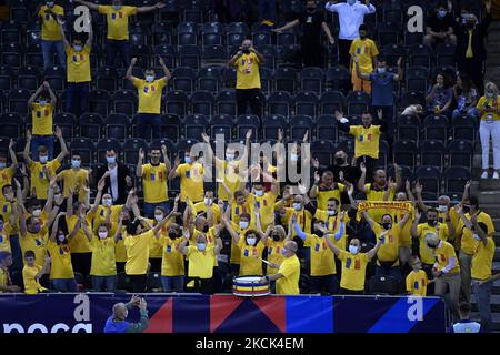 Fans Rumäniens, die die Spieler während des Spiels gegen Finnland, CEV EuroVolley 2021, BT Arena, Cluj-Napoca, Rumänien, 24. august 2021 (Foto von Flaviu Buboi/NurPhoto) Stockfoto