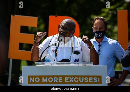 Ein Aktivist spricht bei einer Kundgebung und einem Protest der League of Women Voters and People for the American Way in der Nähe des Weißen Hauses am 24. August 2021 und fordert, dass Präsident Biden Maßnahmen zur Unterstützung der Stimmrechte ergreift (Foto: Bryan Olin Dozier/NurPhoto) Stockfoto