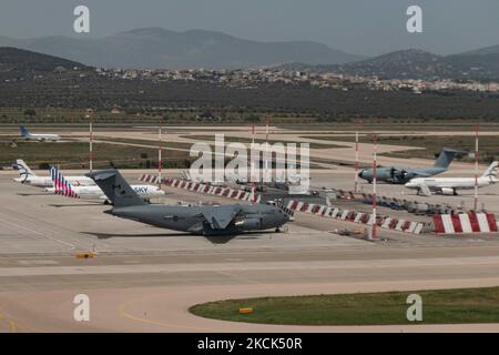 Die Royal Canadian Air Force Boeing C-17 III, wie sie auf dem Vorfeld des Internationalen Flughafens Athen (ATH LGAV) in der Nähe eines RAF Airbus A400, SkyExpress und eines Aegean Airlines Airbus A320neo abgestellt wurde. Die C17 ist ein großes militärisches Transportflugzeug. Der Typ nahm kürzlich an der Evakuierungsoperation am Flughafen Kabul in Afghanistan Teil, um ausländische Truppen und Einheimische aus den Taliban zu evakuieren. Der Transport ist im Einsatz mit der US-Luftwaffe zusammen mit Luftwaffen von Indien, dem Vereinigten Königreich, Australien, Kanada, Katar, Die Vereinigten Arabischen Emirate, Kuwait und die in Europa ansässige multilaterale Organisation Heavy Airlift W Stockfoto