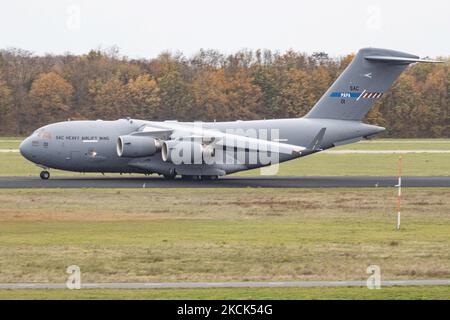 Eine SAC Strategic Airlift-Funktion Boeing C17 Globemaster III, wie sie vom internationalen Flughafen Eindhoven und dem Luftwaffenstützpunkt EIN EHeh in den Niederlanden rollt und abfliegt. Die Heimatbasis von SAC ist der Luftwaffenstützpunkt HDF Pápa. Mitgliedsstaaten sind die NATO-Mitglieder Bulgarien, Estland, Ungarn, Litauen, Norwegen, Polen, Rumänien, Slowenien und die Vereinigten Staaten von Amerika, Partnerschaft für die Friedensländer Finnland und Schweden für die Länder Operation oder UN, NATO oder EU. Die US-amerikanische C-17 ist ein großes militärisches Transportflugzeug, das von McDonnell Douglas fo für die US Air Force USAF entwickelt wurde Stockfoto