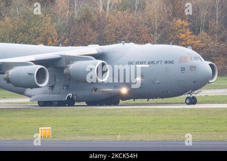 Eine SAC Strategic Airlift-Funktion Boeing C17 Globemaster III, wie sie vom internationalen Flughafen Eindhoven und dem Luftwaffenstützpunkt EIN EHeh in den Niederlanden rollt und abfliegt. Die Heimatbasis von SAC ist der Luftwaffenstützpunkt HDF Pápa. Mitgliedsstaaten sind die NATO-Mitglieder Bulgarien, Estland, Ungarn, Litauen, Norwegen, Polen, Rumänien, Slowenien und die Vereinigten Staaten von Amerika, Partnerschaft für die Friedensländer Finnland und Schweden für die Länder Operation oder UN, NATO oder EU. Die US-amerikanische C-17 ist ein großes militärisches Transportflugzeug, das von McDonnell Douglas fo für die US Air Force USAF entwickelt wurde Stockfoto