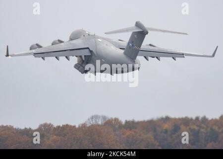 Eine SAC Strategic Airlift-Funktion Boeing C17 Globemaster III, wie sie vom internationalen Flughafen Eindhoven und dem Luftwaffenstützpunkt EIN EHeh in den Niederlanden rollt und abfliegt. Die Heimatbasis von SAC ist der Luftwaffenstützpunkt HDF Pápa. Mitgliedsstaaten sind die NATO-Mitglieder Bulgarien, Estland, Ungarn, Litauen, Norwegen, Polen, Rumänien, Slowenien und die Vereinigten Staaten von Amerika, Partnerschaft für die Friedensländer Finnland und Schweden für die Länder Operation oder UN, NATO oder EU. Die US-amerikanische C-17 ist ein großes militärisches Transportflugzeug, das von McDonnell Douglas fo für die US Air Force USAF entwickelt wurde Stockfoto