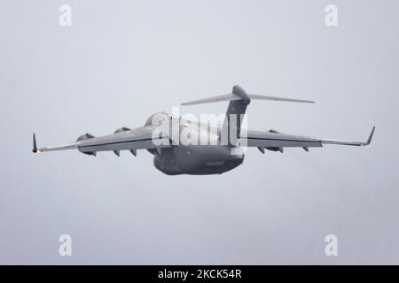 Eine SAC Strategic Airlift-Funktion Boeing C17 Globemaster III, wie sie vom internationalen Flughafen Eindhoven und dem Luftwaffenstützpunkt EIN EHeh in den Niederlanden rollt und abfliegt. Die Heimatbasis von SAC ist der Luftwaffenstützpunkt HDF Pápa. Mitgliedsstaaten sind die NATO-Mitglieder Bulgarien, Estland, Ungarn, Litauen, Norwegen, Polen, Rumänien, Slowenien und die Vereinigten Staaten von Amerika, Partnerschaft für die Friedensländer Finnland und Schweden für die Länder Operation oder UN, NATO oder EU. Die US-amerikanische C-17 ist ein großes militärisches Transportflugzeug, das von McDonnell Douglas fo für die US Air Force USAF entwickelt wurde Stockfoto