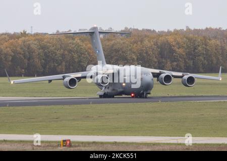 Eine SAC Strategic Airlift-Funktion Boeing C17 Globemaster III, wie sie vom internationalen Flughafen Eindhoven und dem Luftwaffenstützpunkt EIN EHeh in den Niederlanden rollt und abfliegt. Die Heimatbasis von SAC ist der Luftwaffenstützpunkt HDF Pápa. Mitgliedsstaaten sind die NATO-Mitglieder Bulgarien, Estland, Ungarn, Litauen, Norwegen, Polen, Rumänien, Slowenien und die Vereinigten Staaten von Amerika, Partnerschaft für die Friedensländer Finnland und Schweden für die Länder Operation oder UN, NATO oder EU. Die US-amerikanische C-17 ist ein großes militärisches Transportflugzeug, das von McDonnell Douglas fo für die US Air Force USAF entwickelt wurde Stockfoto