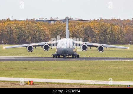 Eine SAC Strategic Airlift-Funktion Boeing C17 Globemaster III, wie sie vom internationalen Flughafen Eindhoven und dem Luftwaffenstützpunkt EIN EHeh in den Niederlanden rollt und abfliegt. Die Heimatbasis von SAC ist der Luftwaffenstützpunkt HDF Pápa. Mitgliedsstaaten sind die NATO-Mitglieder Bulgarien, Estland, Ungarn, Litauen, Norwegen, Polen, Rumänien, Slowenien und die Vereinigten Staaten von Amerika, Partnerschaft für die Friedensländer Finnland und Schweden für die Länder Operation oder UN, NATO oder EU. Die US-amerikanische C-17 ist ein großes militärisches Transportflugzeug, das von McDonnell Douglas fo für die US Air Force USAF entwickelt wurde Stockfoto