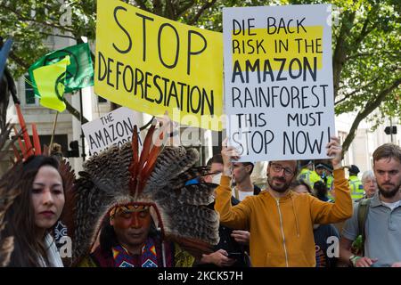 LONDON, GROSSBRITANNIEN – 25. AUGUST 2021: Aktivisten und Aktivisten, die sich indigenen Menschen aus Brasilien angeschlossen haben, protestieren in der Nähe der brasilianischen Botschaft in Solidarität mit den indigenen Völkern Brasiliens, während die Regierung von Bolsonaro versucht, indigenes Land weiter für den Bergbau und andere kommerzielle Aktivitäten zu öffnen, die die Zerstörung des Amazonas-Regenwaldes am 25. August verschärfen könnten 2021 in London, England. Die Demonstranten demonstrieren gegen den Kongressentwurf 490/2007, der indigene Völker daran hindern würde, eine rechtliche Anerkennung ihres traditionellen Landes zu erhalten, wenn sie nicht anwesend wären Stockfoto