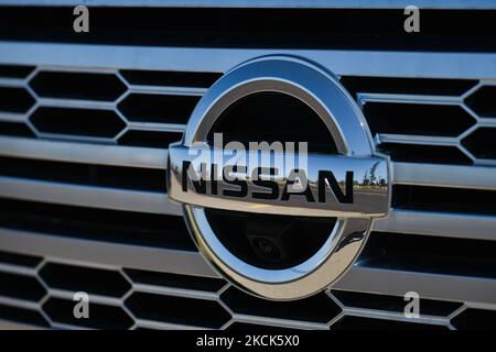 Nissan-Logo auf einem geparkten Nissan-Fahrzeug vor einem Nissan-Händler in South Edmonton. Am Mittwoch, den 24. August 2021, in Edmonton, Alberta, Kanada. (Foto von Artur Widak/NurPhoto) Stockfoto