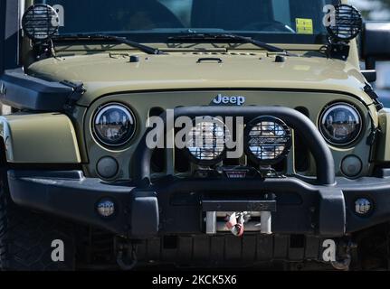 Neue Jeep Fahrzeuge vor einem Chrystler, Jeep, Dodge und RAM Händler in South Edmonton geparkt. Am Mittwoch, den 24. August 2021, in Edmonton, Alberta, Kanada. (Foto von Artur Widak/NurPhoto) Stockfoto