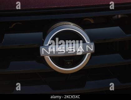 Nissan-Logo auf einem geparkten Nissan-Fahrzeug vor einem Nissan-Händler in South Edmonton. Am Mittwoch, den 24. August 2021, in Edmonton, Alberta, Kanada. (Foto von Artur Widak/NurPhoto) Stockfoto