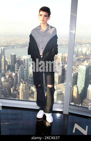 04. November 2022Dixie D'Amelio im Empire State Building Grand Staircase auf dem weltberühmten 86.-stöckigen Observatory für neues Lied I Remember im Empire State Building in New York 04. November 2022 Credit: RW.MediaPunch Credit: MediaPunch Inc/Alamy Live News Stockfoto