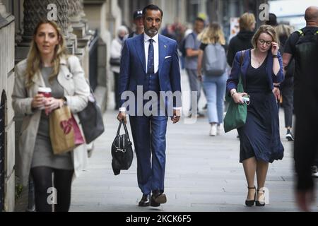 Die Rechtsanwältin Aamer Anwar trifft am 26. August 2021 in Edinburgh, Schottland, am Sheriff Court ein, um eine Anhörung im Zusammenhang mit dem Antrag auf Auslieferung der katalanischen Unabhängigkeitsaktivistin und Abgeordneten Clara Ponsati nach Spanien zu erhalten. (Foto von Ewan Bootman/NurPhoto) Stockfoto