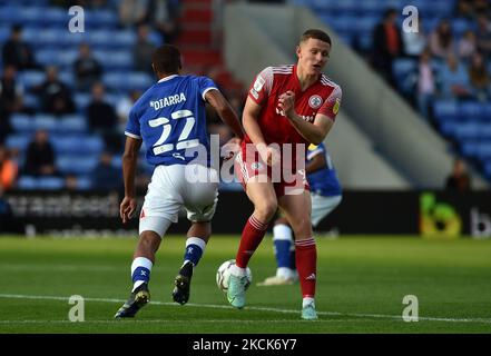 Raphaël Diarra von Oldham Athletic während des Carabao Cup-Spiels zwischen Oldham Athletic und Accrington Stanley im Boundary Park, Oldham, am Dienstag, den 24.. August 2021. (Foto von Eddie Garvey/MI News/NurPhoto) Stockfoto