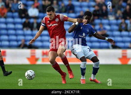 Oldham Athletic's Junior Luamba tusles mit Ross Sykes von Accrington Stanley während des Carabao Cup-Spiels zwischen Oldham Athletic und Accrington Stanley im Boundary Park, Oldham am Dienstag, den 24.. August 2021. (Foto von Eddie Garvey/MI News/NurPhoto) Stockfoto