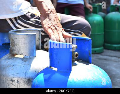 Am Dienstag, den 24. August 2021, stehen die Bewohner vor einer Tankstelle, um Gasflaschen in Beirut, Libanon, zu füllen. Die Treibstoffkrise in Beirut hat Stromausfälle verschärft und zu kilometerlangen Leitungen an Tankstellen während der schlimmsten finanziellen Kernschmelze Libanons in Erinnerung geführt (Foto: Fadel Itani/NurPhoto) Stockfoto