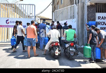 Am Dienstag, den 24. August 2021, stehen die Bewohner vor einer Tankstelle, um Gasflaschen in Beirut, Libanon, zu füllen. Die Treibstoffkrise in Beirut hat Stromausfälle verschärft und zu kilometerlangen Leitungen an Tankstellen während der schlimmsten finanziellen Kernschmelze Libanons in Erinnerung geführt (Foto: Fadel Itani/NurPhoto) Stockfoto