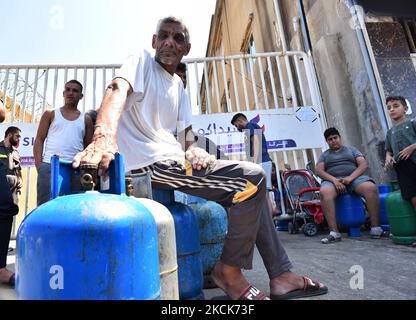 Am Dienstag, den 24. August 2021, stehen die Bewohner vor einer Tankstelle, um Gasflaschen in Beirut, Libanon, zu füllen. Die Treibstoffkrise in Beirut hat Stromausfälle verschärft und zu kilometerlangen Leitungen an Tankstellen während der schlimmsten finanziellen Kernschmelze Libanons in Erinnerung geführt (Foto: Fadel Itani/NurPhoto) Stockfoto