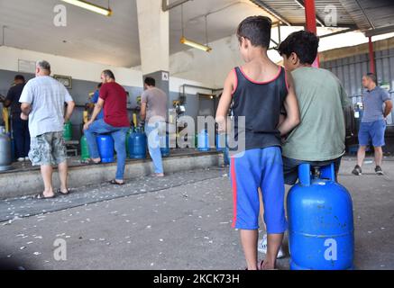 Am Dienstag, den 24. August 2021, stehen die Bewohner vor einer Tankstelle, um Gasflaschen in Beirut, Libanon, zu füllen. Die Treibstoffkrise in Beirut hat Stromausfälle verschärft und zu kilometerlangen Leitungen an Tankstellen während der schlimmsten finanziellen Kernschmelze Libanons in Erinnerung geführt (Foto: Fadel Itani/NurPhoto) Stockfoto