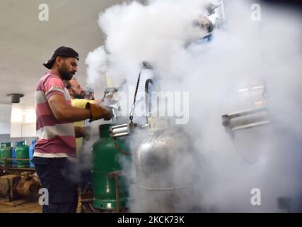 Am Dienstag, den 24. August 2021, stehen die Bewohner vor einer Tankstelle, um Gasflaschen in Beirut, Libanon, zu füllen. Die Treibstoffkrise in Beirut hat Stromausfälle verschärft und zu kilometerlangen Leitungen an Tankstellen während der schlimmsten finanziellen Kernschmelze Libanons in Erinnerung geführt (Foto: Fadel Itani/NurPhoto) Stockfoto