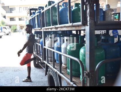 Am Dienstag, den 24. August 2021, stehen die Bewohner vor einer Tankstelle, um Gasflaschen in Beirut, Libanon, zu füllen. Die Treibstoffkrise in Beirut hat Stromausfälle verschärft und zu kilometerlangen Leitungen an Tankstellen während der schlimmsten finanziellen Kernschmelze Libanons in Erinnerung geführt (Foto: Fadel Itani/NurPhoto) Stockfoto