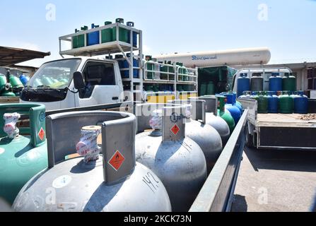 Am Dienstag, den 24. August 2021, stehen die Bewohner vor einer Tankstelle, um Gasflaschen in Beirut, Libanon, zu füllen. Die Treibstoffkrise in Beirut hat Stromausfälle verschärft und zu kilometerlangen Leitungen an Tankstellen während der schlimmsten finanziellen Kernschmelze Libanons in Erinnerung geführt (Foto: Fadel Itani/NurPhoto) Stockfoto