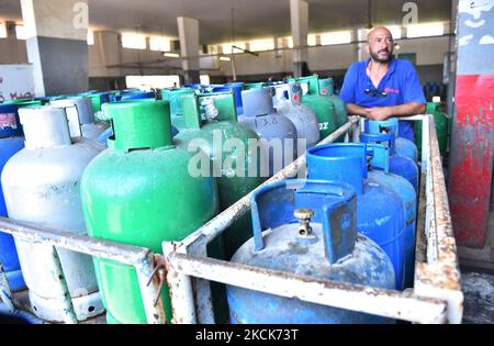 Am Dienstag, den 24. August 2021, stehen die Bewohner vor einer Tankstelle, um Gasflaschen in Beirut, Libanon, zu füllen. Die Treibstoffkrise in Beirut hat Stromausfälle verschärft und zu kilometerlangen Leitungen an Tankstellen während der schlimmsten finanziellen Kernschmelze Libanons in Erinnerung geführt (Foto: Fadel Itani/NurPhoto) Stockfoto