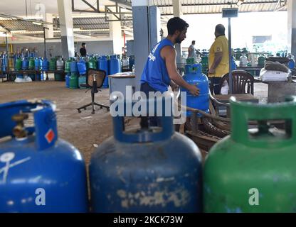 Am Dienstag, den 24. August 2021, stehen die Bewohner vor einer Tankstelle, um Gasflaschen in Beirut, Libanon, zu füllen. Die Treibstoffkrise in Beirut hat Stromausfälle verschärft und zu kilometerlangen Leitungen an Tankstellen während der schlimmsten finanziellen Kernschmelze Libanons in Erinnerung geführt (Foto: Fadel Itani/NurPhoto) Stockfoto