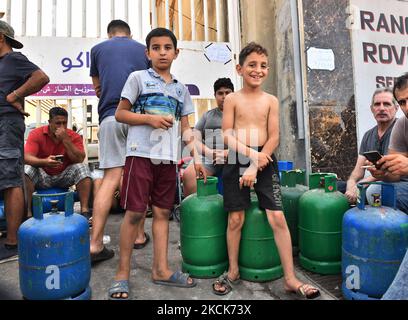 Am Dienstag, den 24. August 2021, stehen die Bewohner vor einer Tankstelle, um Gasflaschen in Beirut, Libanon, zu füllen. Die Treibstoffkrise in Beirut hat Stromausfälle verschärft und zu kilometerlangen Leitungen an Tankstellen während der schlimmsten finanziellen Kernschmelze Libanons in Erinnerung geführt (Foto: Fadel Itani/NurPhoto) Stockfoto