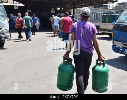 Am Dienstag, den 24. August 2021, stehen die Bewohner vor einer Tankstelle, um Gasflaschen in Beirut, Libanon, zu füllen. Die Treibstoffkrise in Beirut hat Stromausfälle verschärft und zu kilometerlangen Leitungen an Tankstellen während der schlimmsten finanziellen Kernschmelze Libanons in Erinnerung geführt (Foto: Fadel Itani/NurPhoto) Stockfoto