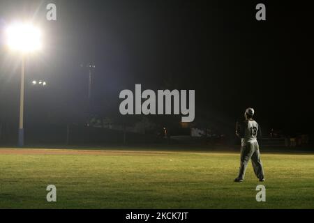 Baseballspieler bei Nacht auf einem gut beleuchteten Feld in Ontario, Kanada, am 17. Juli 2008. (Foto von Creative Touch Imaging Ltd./NurPhoto) Stockfoto