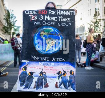 Extinction Rebellion-Demonstranten in der Nähe des Oxford Circus am Mittwoch, dem 25.. August 2021, an ihrem dritten Tag einer zweiwöchigen Demonstrationsreihe. (Foto von Tejas Sandhu/MI News/NurPhoto) Stockfoto