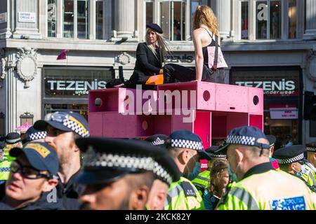 Extinction Rebellion-Demonstranten in der Nähe des Oxford Circus am Mittwoch, dem 25.. August 2021, an ihrem dritten Tag einer zweiwöchigen Demonstrationsreihe. (Foto von Tejas Sandhu/MI News/NurPhoto) Stockfoto