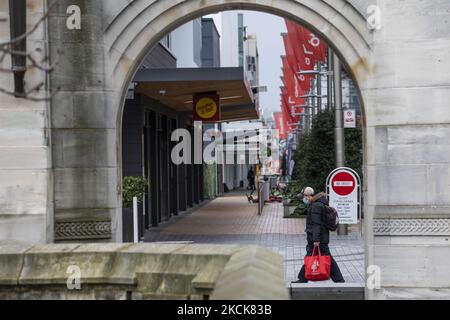 Ein Mann mit Schutzmaske trägt am 27. August 2021 in Christchurch, Neuseeland, eine Einkaufstasche. Der neuseeländische Premierminister Jacinda Ardern hat bestätigt, dass Auckland bis zum 31.. August 2021 in Alarmstufe 4 gesperrt bleiben wird, da das Land mit dem jüngsten COVID-19-Ausbruch kämpft. Ab dem 1.. September wird sich südlich von Auckland die Alarmstufe 3 bewegen, während nördlich von Auckland mindestens 2 Wochen lang die Alarmstufe 4 beibehalten wird. Die Gesamtzahl der Fälle des Deltaausbruchs liegt jetzt bei 347. (Foto von Sanka Vidanagama/NurPhoto) Stockfoto