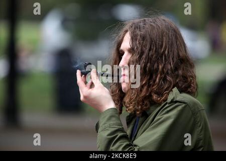 Junger Mann, der während einer Kundgebung zur Legalisierung von Marihuana am 01. Mai 2010 in Toronto, Ontario, Kanada, eine mit Cannabis gefüllte Pfeife raucht. (Foto von Creative Touch Imaging Ltd./NurPhoto) Stockfoto