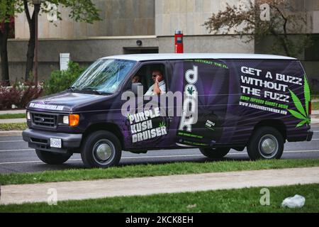 Ein Mann fährt einen Lieferwagen, der einen mit Hanf angereicherten Energiedrink anwirbt, der einen hoch bringt, ohne von der Polizei während einer Kundgebung zur Legalisierung von Marihuana in Toronto, Ontario, Kanada, am 02. Mai 2010 verhaftet zu werden. (Foto von Creative Touch Imaging Ltd./NurPhoto) Stockfoto