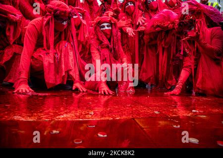 Die Protestierenden der Extinction Rebellion nehmen am Freitag, dem 27.. August 2021, am Blutgeldmarsch auf dem Peternoster Square in London Teil. (Foto von Lucy North/MI News/NurPhoto) Stockfoto
