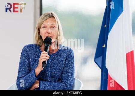 Korrespondentin in Paris für die Frankfurter Allgemeine Zeitung Michaela Wiegel nimmt am jährlichen Sommertreffen des Medef 'La Ref 2021' auf der Rennstrecke Longchamp in Paris Teil – 26. August 2021, Paris (Foto: Daniel Pier/NurPhoto) Stockfoto