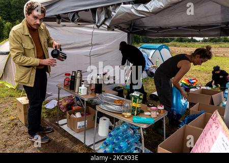 Aktivisten bauten ein Lager aus, um gegen die Einreiseverbardung von Soldaten der polnischen Armee aus Afghanistan an der weißrussischen Grenze zu protestieren und am 27. August 2021 ihre Einreise in das Land in Usnarz Gorny, Polen, zu verhindern. Die Armee und die Polizei hielten die Migranten an der Grenze an und verhinderten, dass sie nach Polen einmarschieren konnten, die Armee verweigerte auch den Zugang zu Asylverfahren, medizinischer Hilfe und Lebensmitteln. Journalisten und Wohltätigkeitsarbeiter werden etwa 300 Meter entfernt gehalten. Die Aktionen der polnischen Regierung wurden weithin kritisiert. Die polnische Regierung beschloss außerdem, einen Zaun zu errichten, um den Zustrom von mig zu stoppen Stockfoto